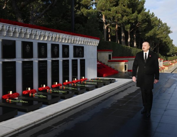 Prezident 20 Yanvar şəhidlərinin xatirəsini yad etdi - FOTOLAR