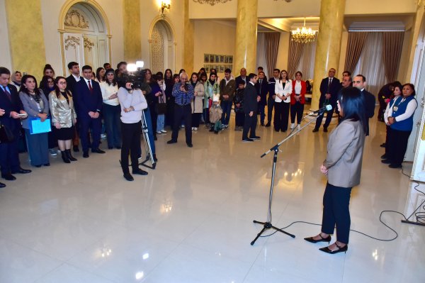 Sumqayıt teatrına kitab bağışlayanlar tamaşa izlədilər - FOTOLAR