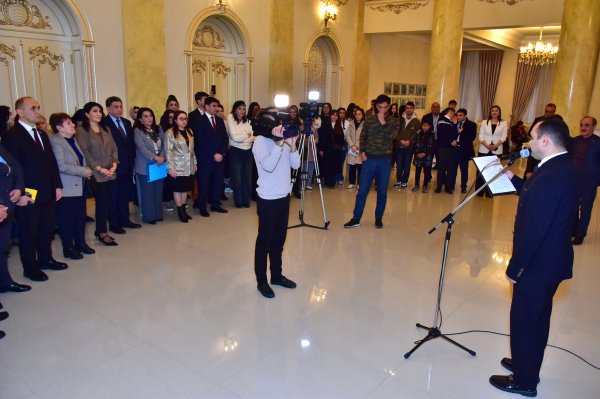 Sumqayıt teatrına kitab bağışlayanlar tamaşa izlədilər - FOTOLAR