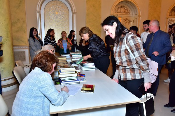 Sumqayıt teatrına kitab bağışlayanlar tamaşa izlədilər - FOTOLAR