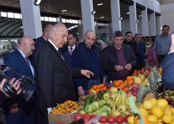 Zakir Fərəcov bazarda qiymətlərlə maraqlandı, tapşırıqlar verdi