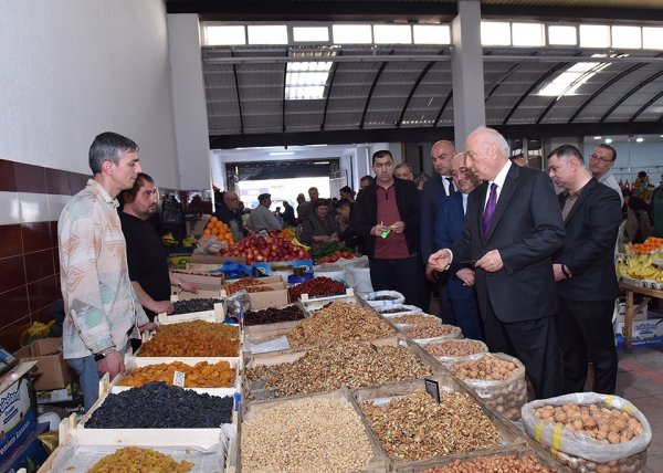 Zakir Fərəcov bazarda qiymətlərlə maraqlandı, tapşırıqlar verdi