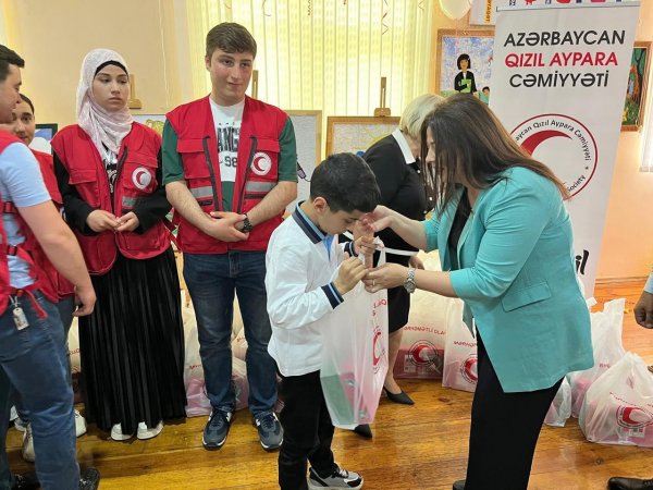 Deputat Səbinə Salmanovanın təşəbbüsü ilə sağlamlıq imkanları məhdud uşaqlara hədiyyələr verilib