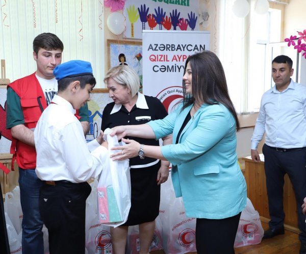 Deputat Səbinə Salmanovanın təşəbbüsü ilə sağlamlıq imkanları məhdud uşaqlara hədiyyələr verilib