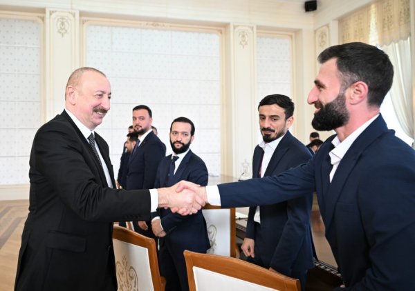 Prezident milli komandanın üzvlərini qəbul etdi - FOTOLAR