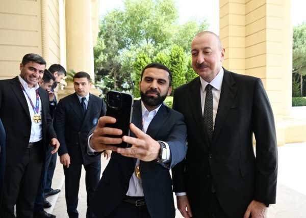 Prezident milli komandanın üzvlərini qəbul etdi - FOTOLAR