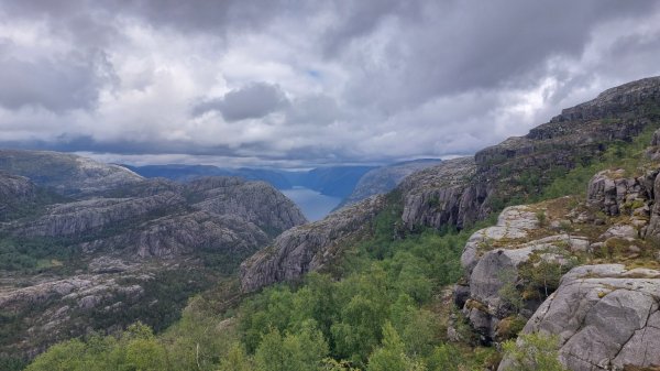 Fyordlar, qayalar və yeraltı tunellər ölkəsi Norveç - Preikestolendən REPORTAJ