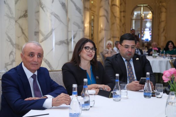 Deputatlar və jurnalistlər Milli Mətbuatın 150 illik yubileyini qeyd etdilər (FOTOLAR) Deputatlar və jurnalistlər Milli Mətbuatın 150 illik yubileyini qeyd etdilər (FOTOLAR)