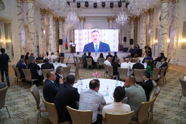 Deputatlar və jurnalistlər Milli Mətbuatın 150 illik yubileyini qeyd etdilər (FOTOLAR) Deputatlar və jurnalistlər Milli Mətbuatın 150 illik yubileyini qeyd etdilər (FOTOLAR)