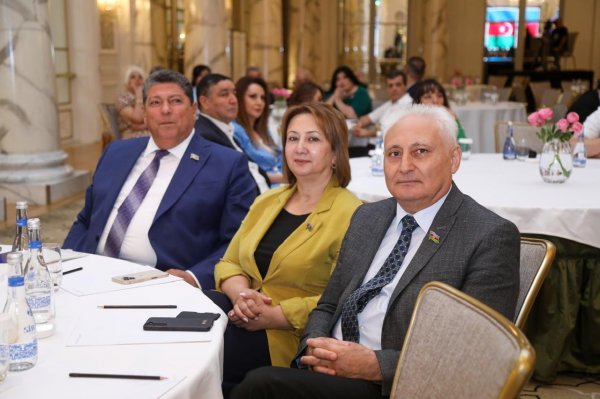 Deputatlar və jurnalistlər Milli Mətbuatın 150 illik yubileyini qeyd etdilər (FOTOLAR) Deputatlar və jurnalistlər Milli Mətbuatın 150 illik yubileyini qeyd etdilər (FOTOLAR)