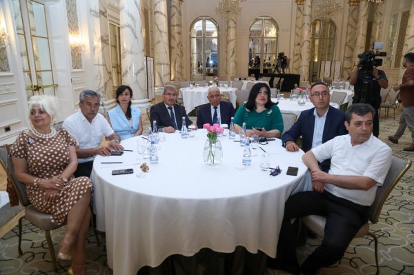 Deputatlar və jurnalistlər Milli Mətbuatın 150 illik yubileyini qeyd etdilər (FOTOLAR) Deputatlar və jurnalistlər Milli Mətbuatın 150 illik yubileyini qeyd etdilər (FOTOLAR)