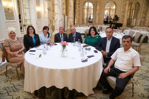 Deputatlar və jurnalistlər Milli Mətbuatın 150 illik yubileyini qeyd etdilər (FOTOLAR) Deputatlar və jurnalistlər Milli Mətbuatın 150 illik yubileyini qeyd etdilər (FOTOLAR)