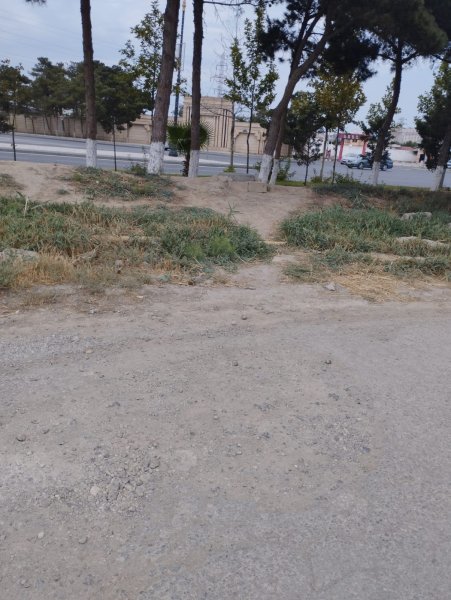 Sumqayıtın 76-cı məhəlləsində yol problemi: Sakinlər öz hesabına yol təmir edir