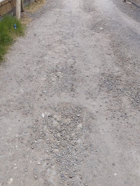 Sumqayıtın 76-cı məhəlləsində yol problemi: Sakinlər öz hesabına yol təmir edir