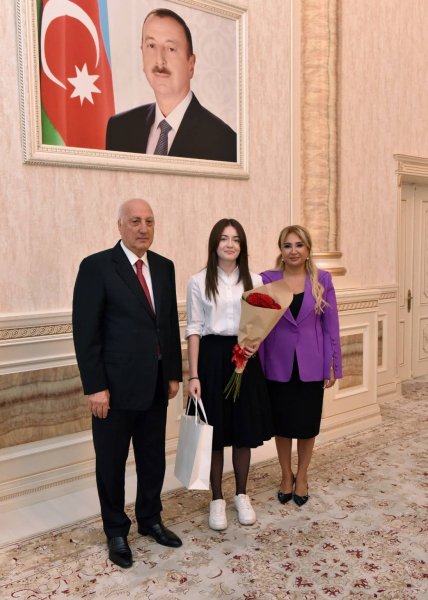 Sumqayıtlı əkiz bacılardan möhtəşəm uğur -FOTO