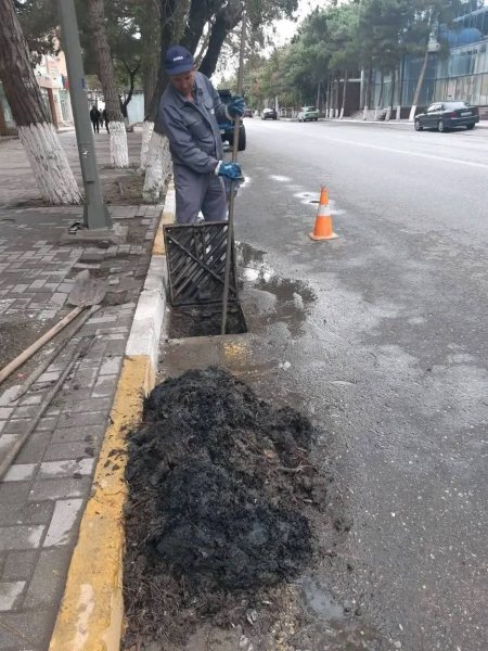 Sumqayıtda yağış barmaqlıqları təmizləndi - FOTOLAR