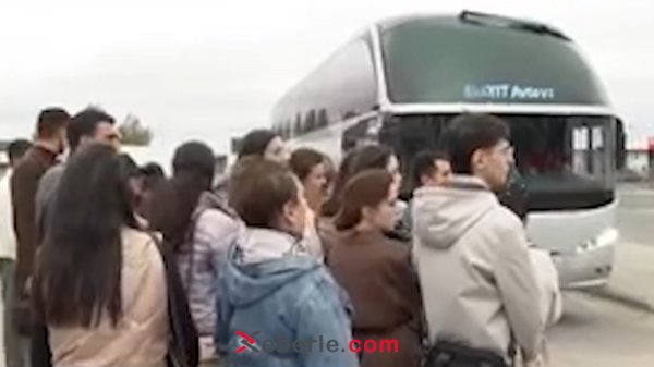 Bakı–Sumqayıt xəttində nəqliyyat böhranı: Sərnişinlər yolda qalır, məsul qurumlar isə hələ də susur (FOTOLAR)