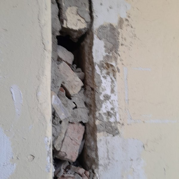 Sumqayıtın 17-ci mikrorayonunda bina qəzalı vəziyyətdədir: Sakinlər həyati təhlükədən narahatdır FOTOLAR