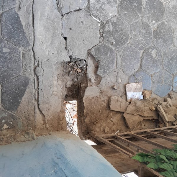 Sumqayıtın 17-ci mikrorayonunda bina qəzalı vəziyyətdədir: Sakinlər həyati təhlükədən narahatdır FOTOLAR