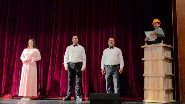 Sumqayıt Teatrı Rus Dram Teatrında "Qaravəlli" tamaşası ilə çıxış etdi (FOTO)