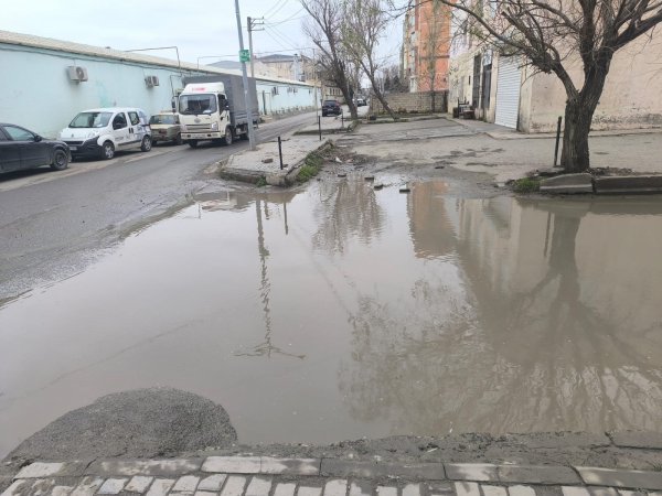Sumqayıtda yol problemi: binanın həyətinə giriş keçilməz vəziyyətdədir